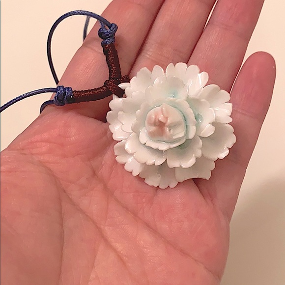NWOT porcelain flower necklace - Picture 2 of 5